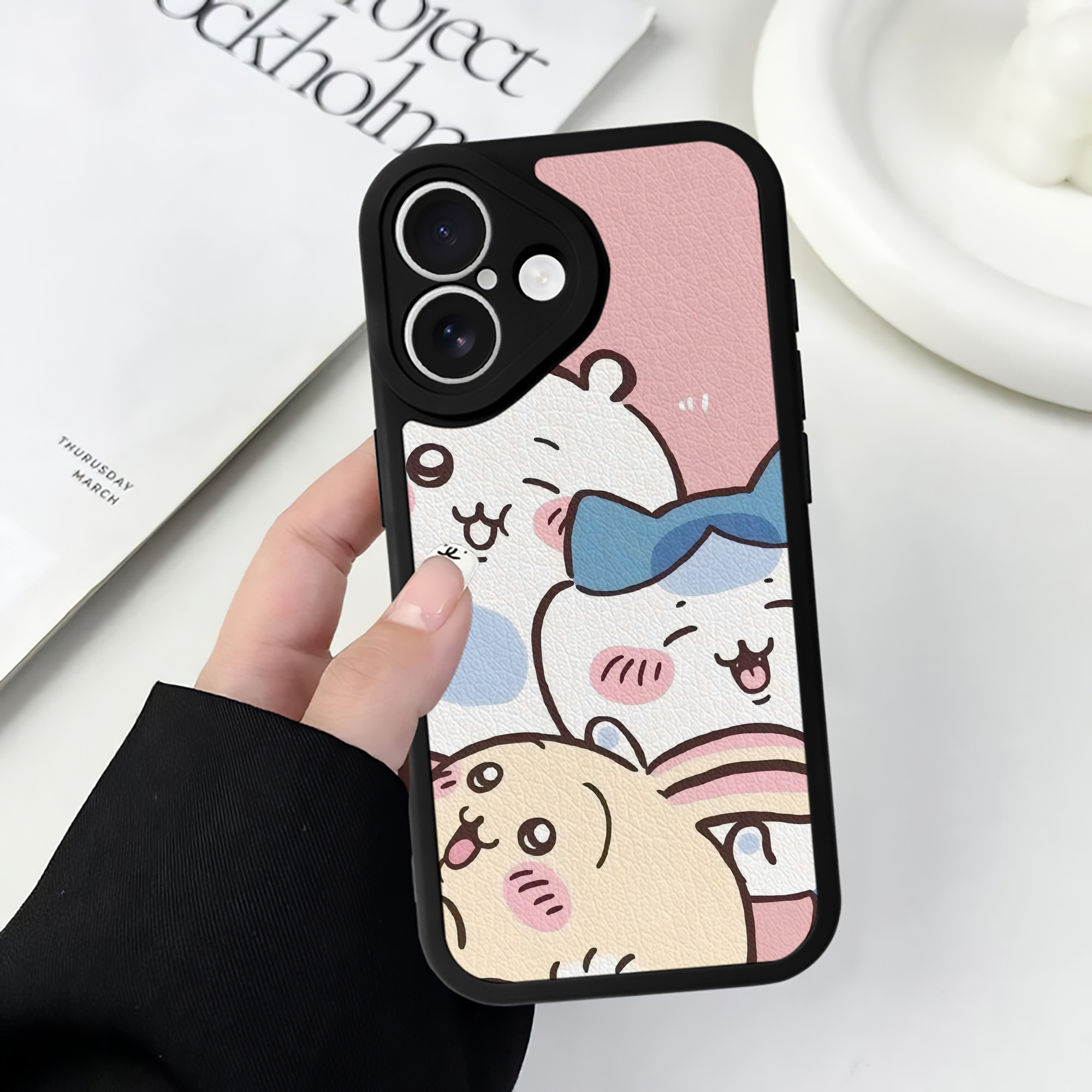 （画像用） ちいかわ Chii-kawa 【iPhone 16シリーズ対応】シリコンスマホケース（レザー調） 材質：シリコン
